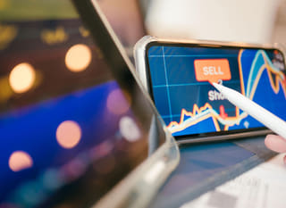 Operador que estuda alternativas em Bitcoin, Ethereum e forex atuando em múltiplos mercados
